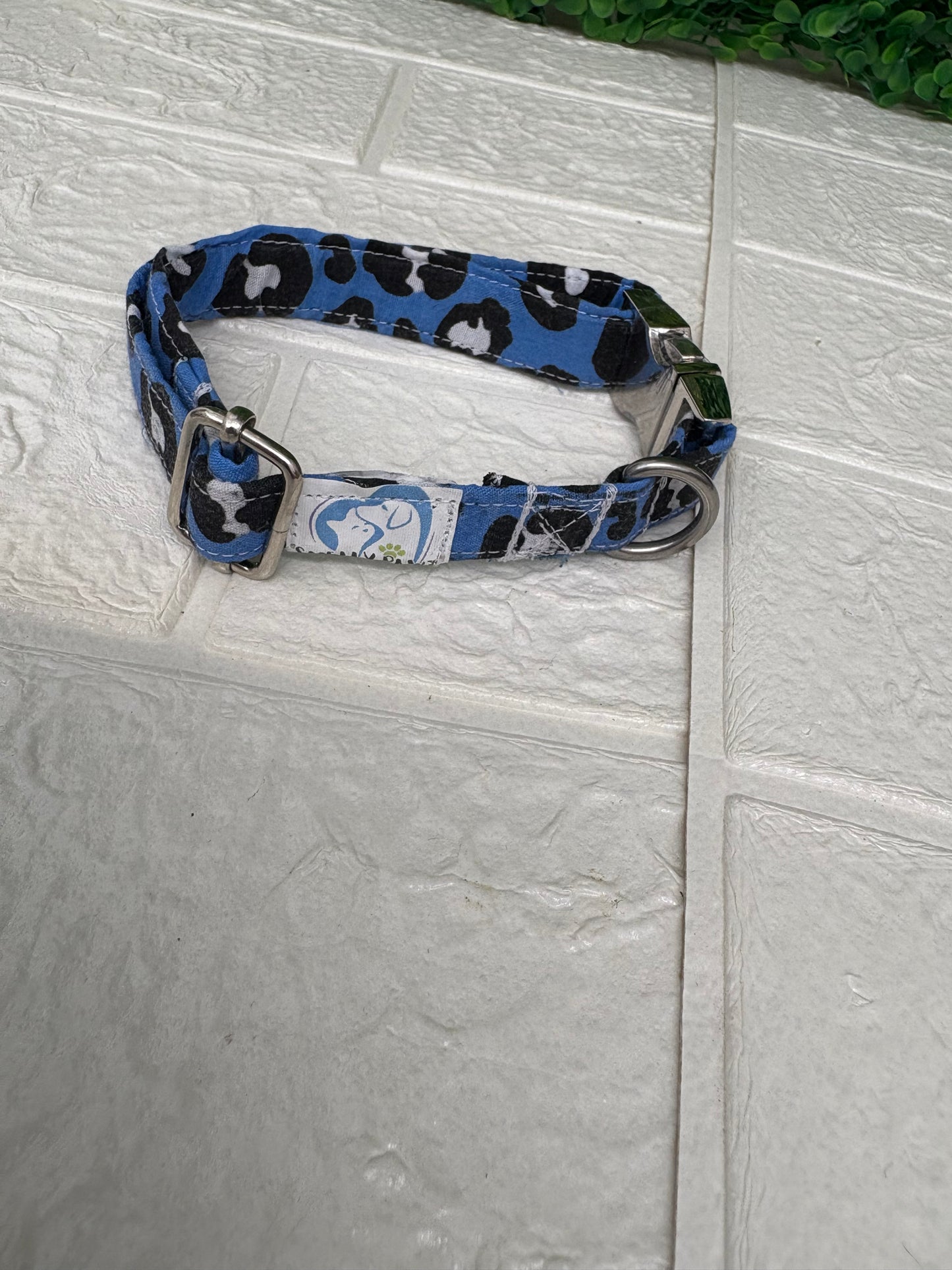 Blue leopard print