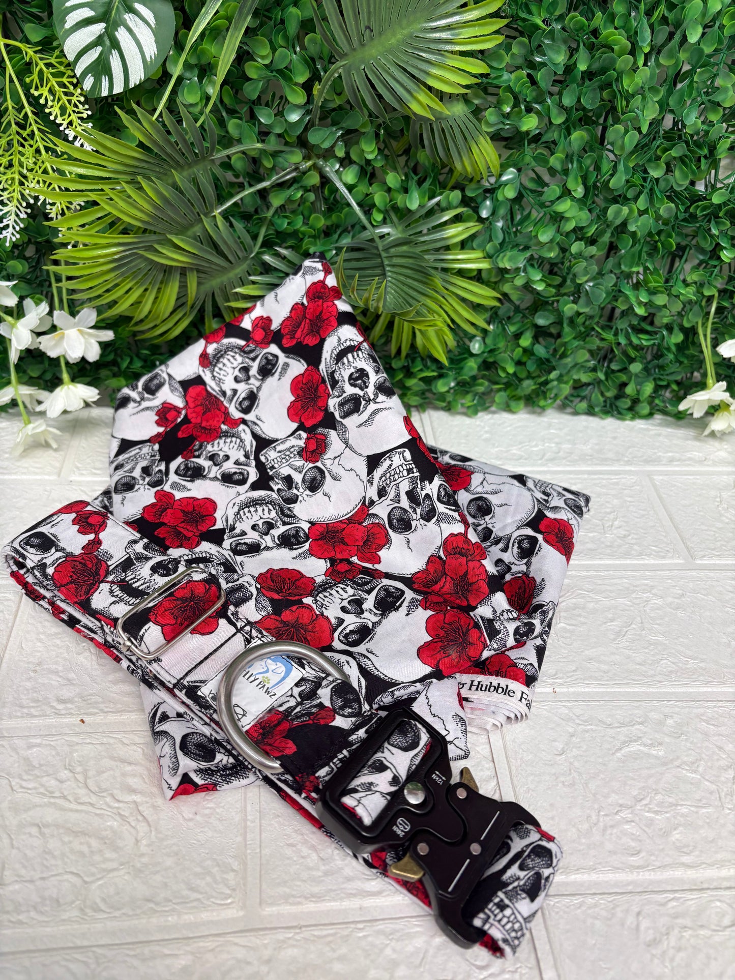 Skull & red roses